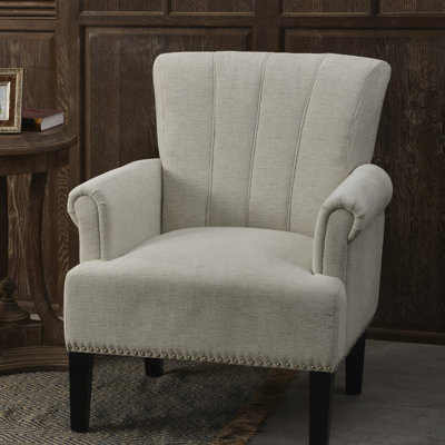 Fauteuil crème avec rivets décoratifs et design, structure en contreplaqué de pin massif, pieds carrés fuselés, accoudoirs roulés, dossier rainuré, siège à ressorts sinueux, coussin en mousse épaisse, tissu teinté, largeur 29 po