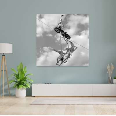 Années 1950 et 1960 : numéro de funambule avec un homme debout sur la tête sur une moto, tandis qu'un homme et une femme se tiennent en équilibre sur une échelle suspendue en dessous. Œuvre d'art contemporaine abstraite...