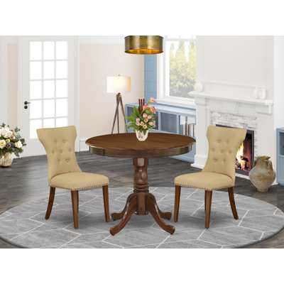 L'ensemble de salle à manger 3 pièces comprend une table de salle à manger ronde avec piédestal et 2 chaises rembourrées, 36 x 36 po, noyer antique