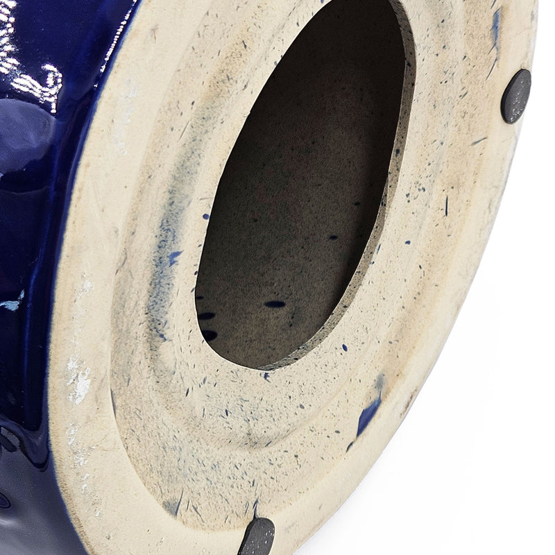 Tabouret demi-tonneau en céramique avec découpes bleu cobalt D13x18