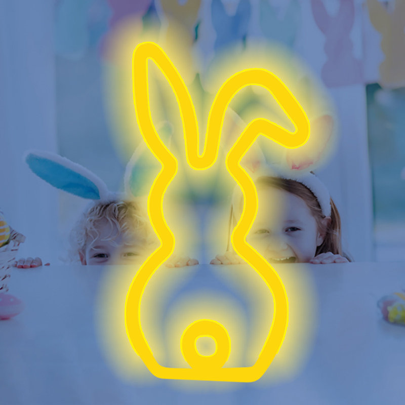 Mignonne lapine à queue de néon pour Pâques