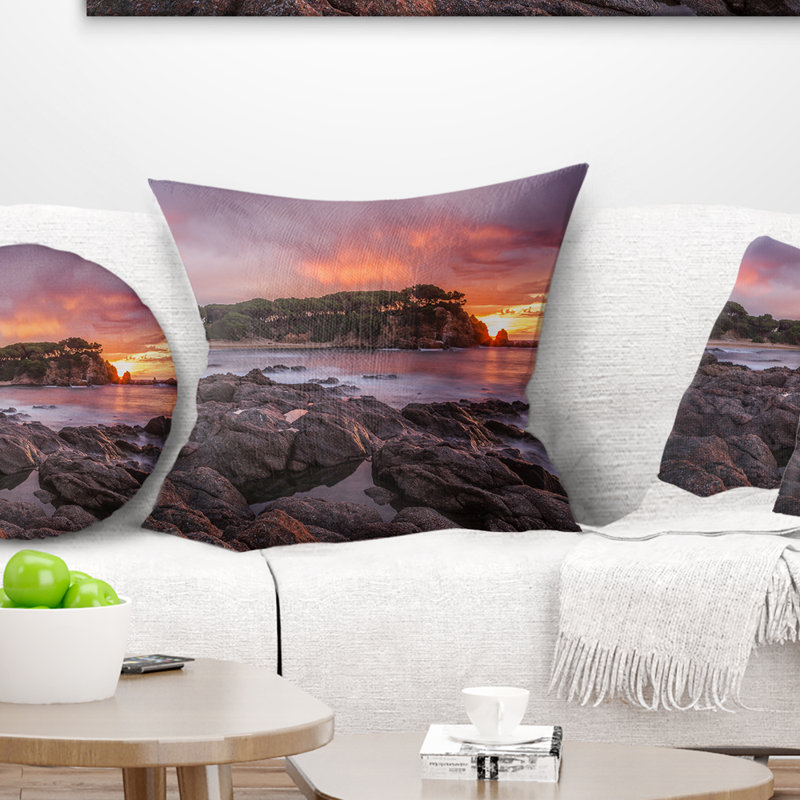 Coussin Gloomy Seashore with Large Rocks - Sea & Shore, 18 po x 18 po, Carré