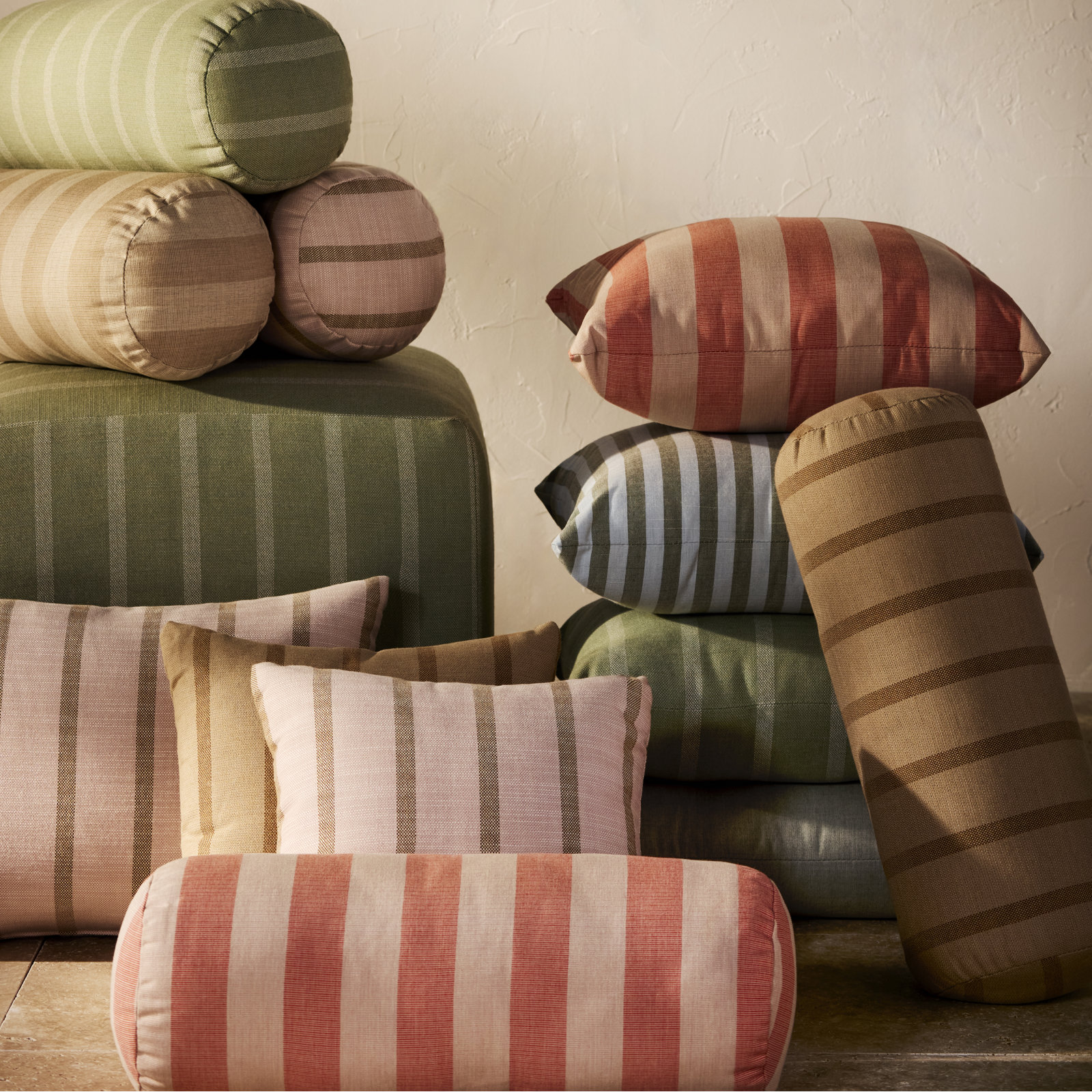 Lani Outdoor/Indoor Kidney Pillow, Expressive Blush