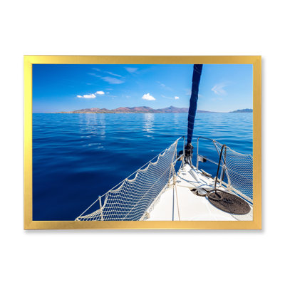 Voilier et bateau en mer bleue près de l'île - photographie sur toile