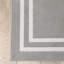 Tapis gris clair / blanc à double bordure touffeté à la machine-64089942