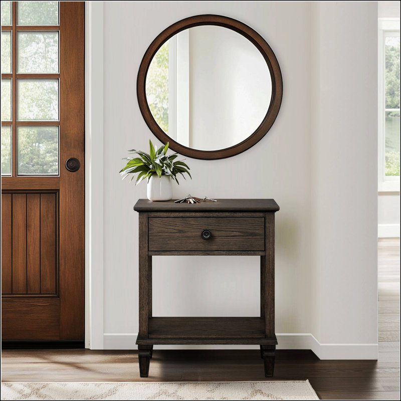 Table de chevet antique avec rangement ouvert et détails en brosse métallique, parfaite pour un décor classique et rustique.