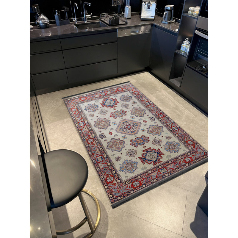 Tapis rouge en polypropylène à imprimé numérique Virgen, Rectangle 2 pi 8 po x 5 pi