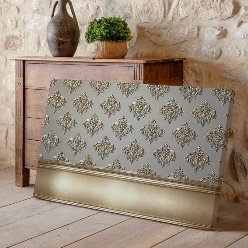 La toile crée un design de papier peint élégant avec un motif damassé complexe en or chatoyant contre un taupe doux