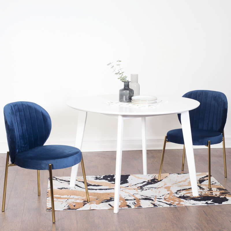 3 tables de salle à manger rondes blanches - une table avec 2 chaises et un revêtement en velours d'hévéa recouvert de velours doux ajoute de la chaleur à l'espace et à la construction