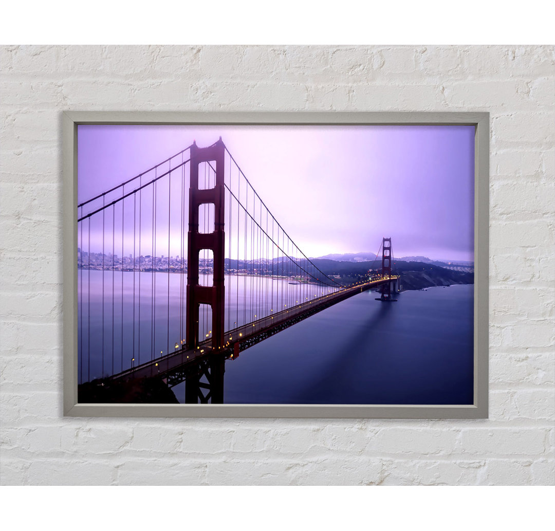 Violette Stunde und Nebel umgeben das Golden Gate Gerahmter Druck