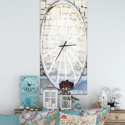 Vieille horloge murale en bois