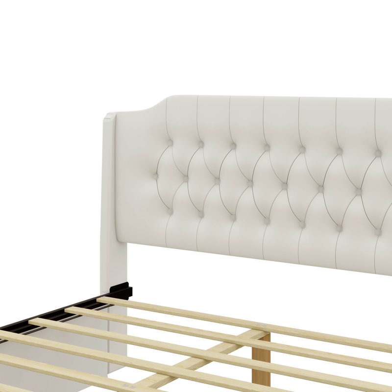 Grand lit tapissier capitonné orné de boutons en cristal, Beige