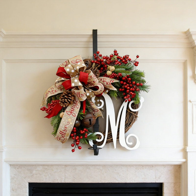 Élégante couronne de Noël avec monogramme personnalisé, baies rouges, pommes de pin et nœud «Jingle Bells» - décoration de porte parfaite pour les Fêtes