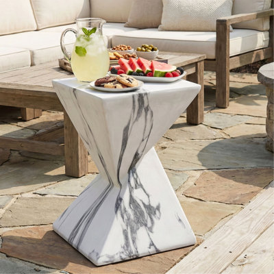 Table d'appoint moderne en béton 18,5 po de hauteur, table de bout de patio avec motif cannelé sculptural, table d'appoint minimaliste géométrique résistante aux intempéries pour jardin, balcon et bord de piscine, faux marbre