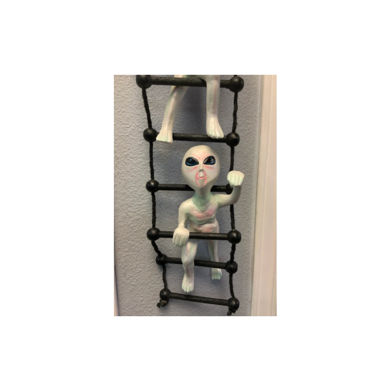 Statue Jahdel Aliens on Rope Ladder