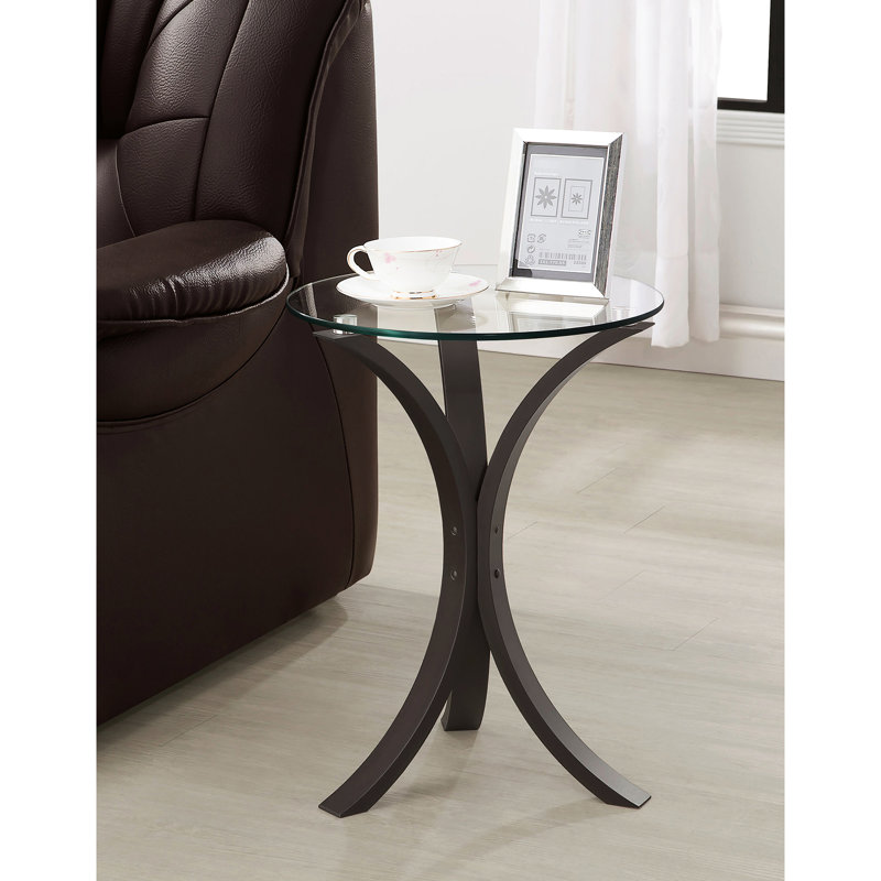 Table d'appoint ronde couleur cappuccino avec plateau en verre, hauteur 52,6 cm, largeur 40,3 cm, surface facile d'entretien, style moderne.