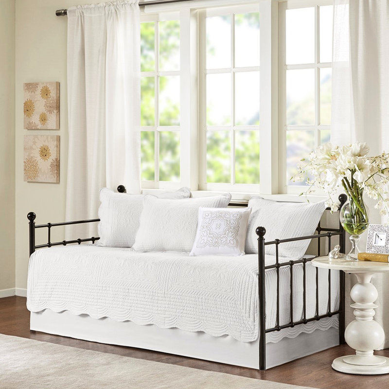 Housse de lit de jour - Ensemble de 6 pièces blanc à bord festonné réversible, pour une soirée de rêve, taille simple, comprend une housse, des taies d'oreiller et un oreiller rembourré en coton confortable et décoratif.