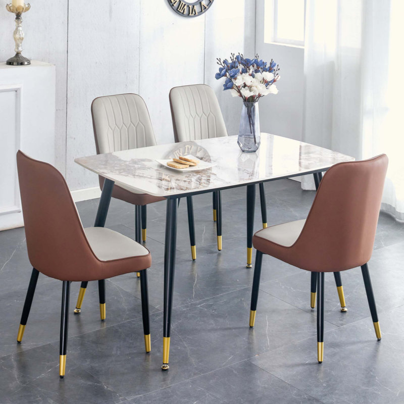 Ensemble de table et de chaises. Ensemble de 4 tables de salle à manger en polyuréthane épissé.