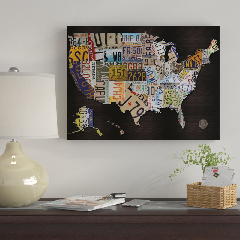 «USA Licence Plat Map on Black Wood» par Masters Fine Art, reproduction d'art graphique sur toile, H 35 po x l 47 po x P 2 po