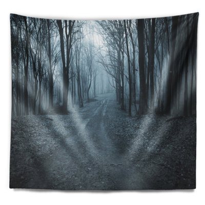 Forêt avec tapisserie brouillard foncé Landscape