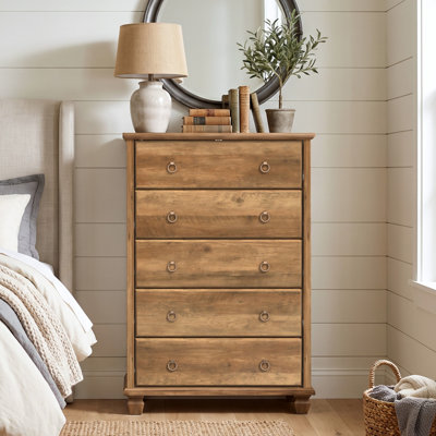 Commode traditionnelle Weston de 79,2 cm (31,2 po) de largeur, brun, à 5 tiroirs, avec pieds en bois massif, idéale pour la chambre à coucher.