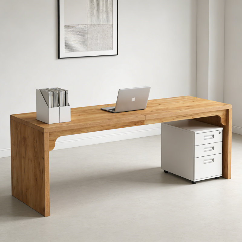 Bureau en chêne clair de style nordique avec un design sans couture, idéal pour les études à domicile et les petits espaces de travail