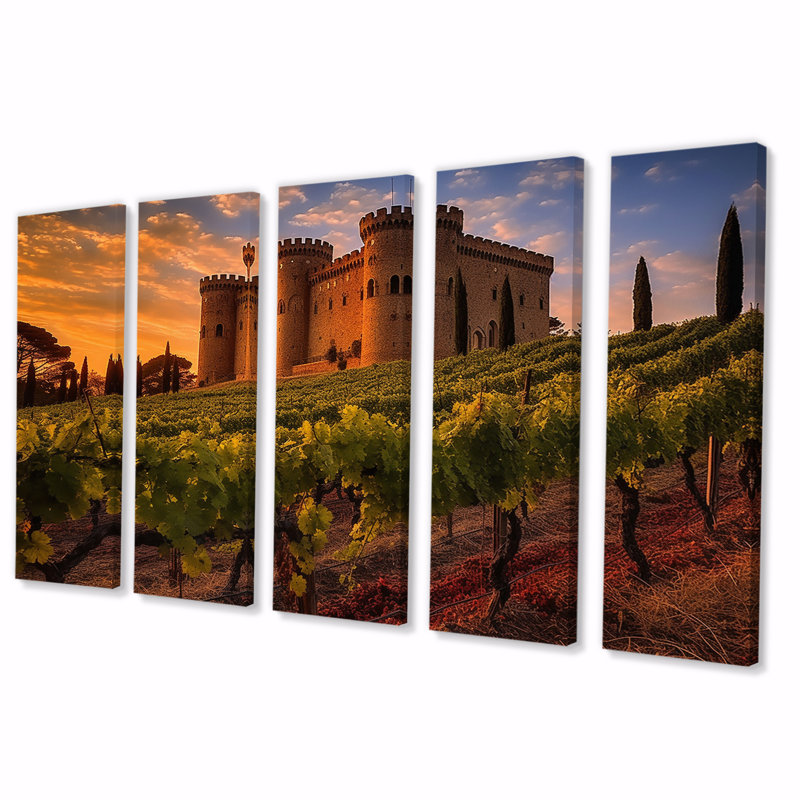 Magnifique château au coucher du soleil dans un vignoble italien - décoration murale châteaux - 5 panneaux égaux