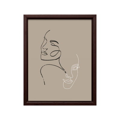 Une ligne de visages de femmes