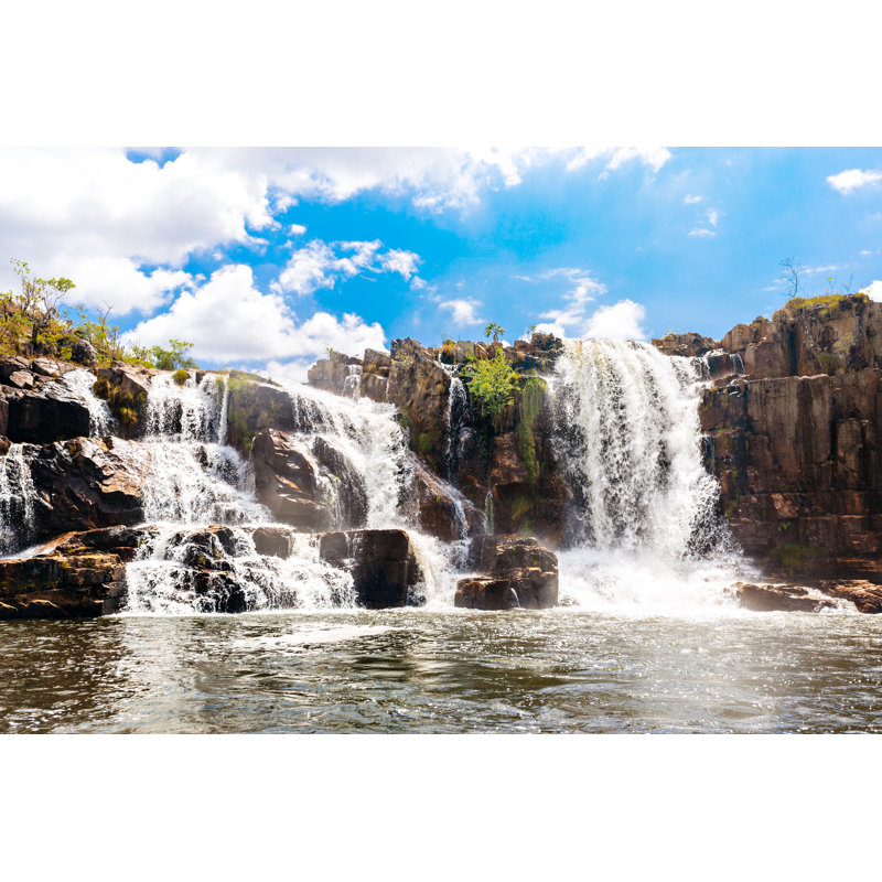 Cascade de cuirs par Cokada, H 12 po x l 18 po