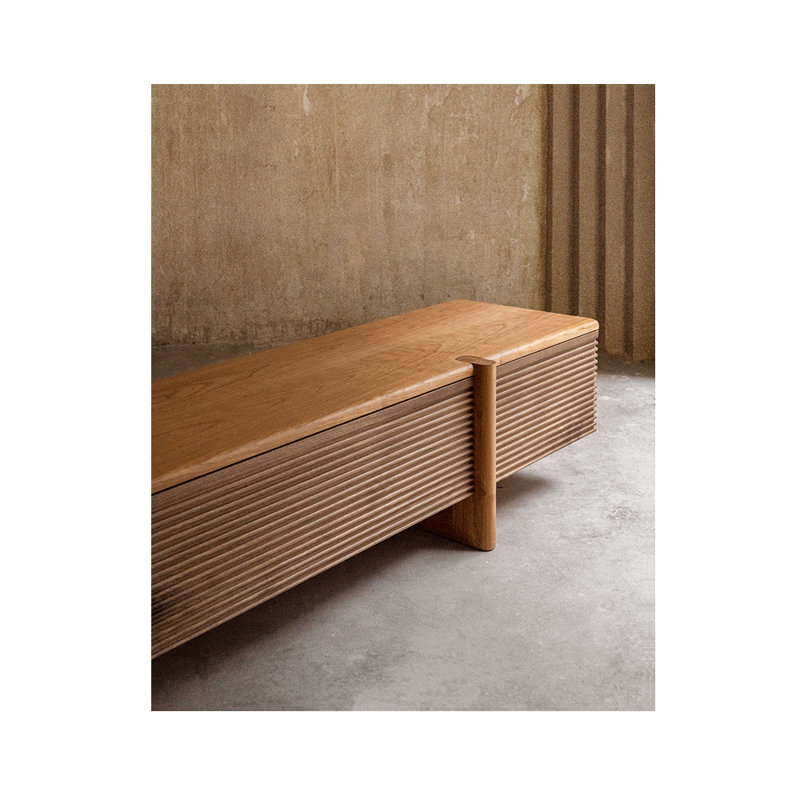 Meuble télé en bois massif de style minimaliste, 16.92”H x 70.86”W x 17.71”D