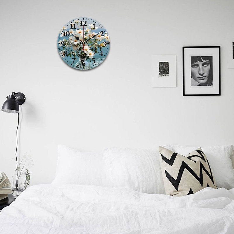 Horloge murale bleue 12 x 12 po, fleurs blanches côtières