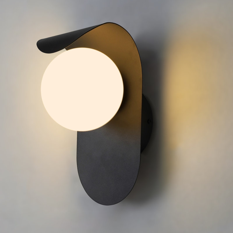 Lampe murale contemporaine contemporaine minimaliste nordique avec base en métal incurvée et abat-jour en verre moderne avec abat-jour en verre noir, noir