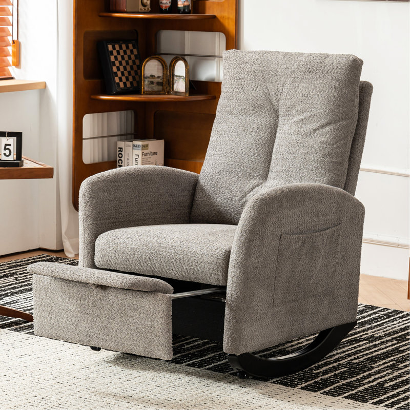Chaise berçante avec repose-pieds et dossier haut, en bois d'hévéa et rembourrée pour une expérience d'assise confortable.