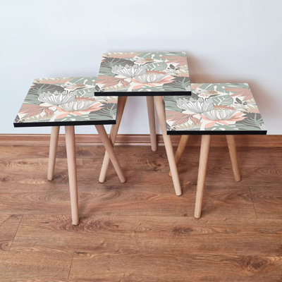 Ensemble de 3 tables gigognes Modern, pieds en bois de hêtre, 13,8 po x 20,5 po x 13,8 po, 13,8 po x 18,5 po x 13,8 po, 13,8 po x 16,5 po x 13,8 po | 100% panneau de fibres à densité moyenne, motif floral élégant | Polyvalent pour le salon, le bureau et les espaces d'étude