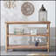 Console rustique à 3 niveaux avec des détails d'inspiration gothique, parfaite pour rehausser la décoration intérieure et ajouter du rangement dans les vestibules