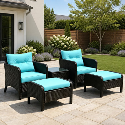 Ensemble de conversation moderne cinq pièces pour terrasse en rotin tressé avec coussins et table en verre
