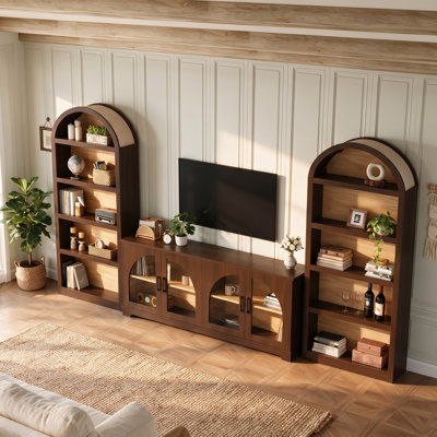 Meuble télé de style ferme avec arc, centre multimédia bicolore en bois veiné avec bibliothèque et portes en verre trempé pour téléviseurs jusqu'à 70 pouces.