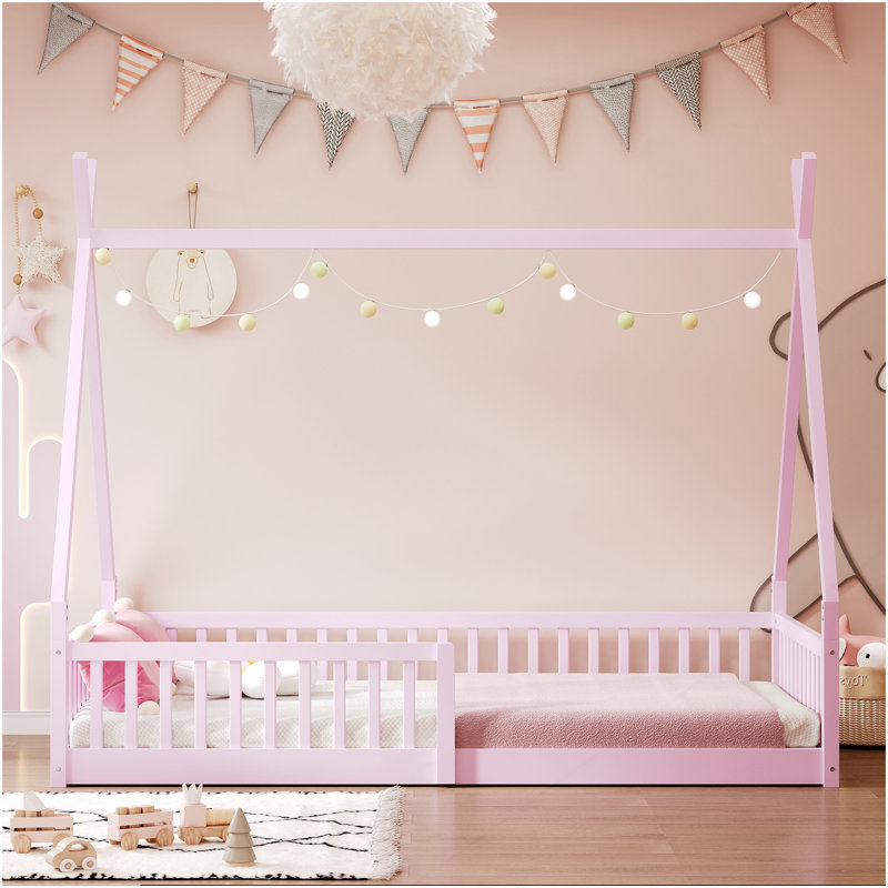 Lit simple en bois avec clôture, rose