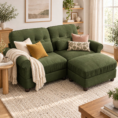 Canapé d'angle en L 2 places Lovarqis Chenille avec pouf amovible, coussins d'assise à bords froncés, dossier capitonné, accoudoirs classiques arrondis, coussins lombaires assortis