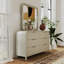 Ensemble de chambre à coucher 6 pièces avec lit à panneaux, commode, miroir, deux tables de chevet et commode Croskey en gris clair, très grand Croskey-7904737