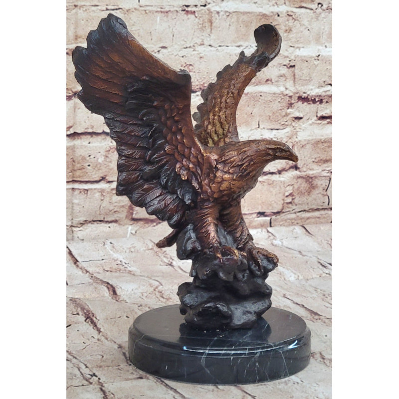 Aigle à tête blanche américain avec ailes déployées, sculpture en bronze coulé à chaud sur base de marbre