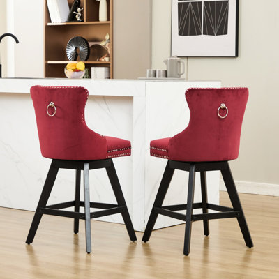 Ensemble de 2 chaises de bar pivotantes en velours rouge vin américain, décoration à boutons, garniture cloutée, siège à 360 degrés, coussin épais, pieds en bois d'hévéa massif rembourrés en mousse souple, dossier incurvé pour la salle à manger