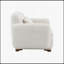 Le fauteuil d'appoint beige Darius avec 1 coussin décoratif combine style moderne, confort et durabilité pour tout espace de vie.