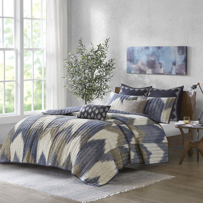 471260963-E60E Comforter