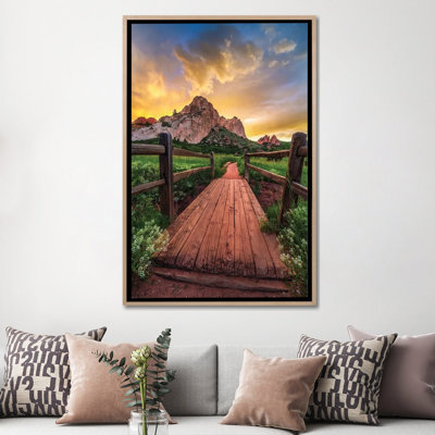 Coucher de soleil sur un vieux pont dans le jardin du parc des dieux, Colorado Springs - reproduction d'art sur toile - toile encadrée