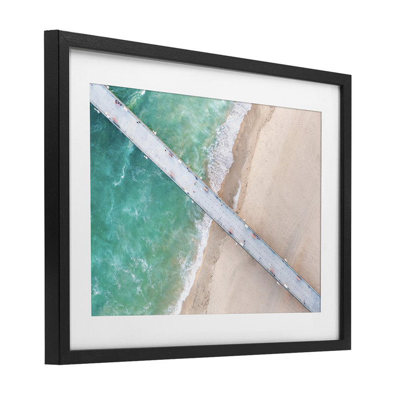 Vue aérienne de Pier Beach, reproduction sous verre, conception de Jeff Poe, H 14 po x l 20 po, Cadre noir minuit