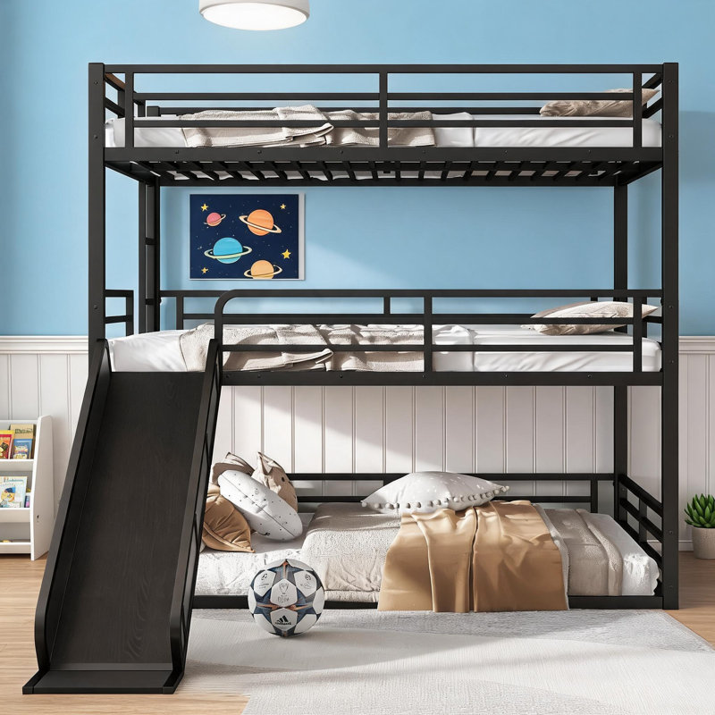 Structure de lit superposé triple élégant en métal noir avec glissières et barrières de sécurité, solution peu encombrante pour les chambres partagées et les maisons de vacances