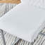 Spacieux plateau de table en verre avec 6 chaises en Pu blanc 71 * 35,4 pouces et table à bords lisses