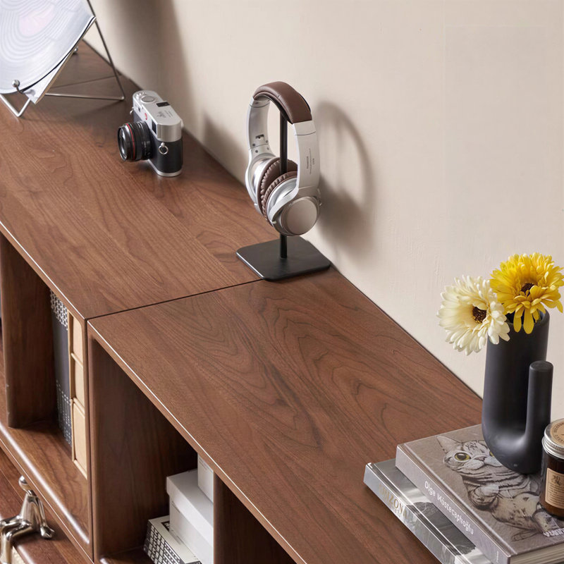 Dimensions: l 27,56 po x P 13,78 po x H 14,57 po. Bois de noyer noir de première qualité, alliant élégance et sophistication.