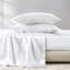 Lit simple en satin blanc de luxe 4 pièces - fini froissé, doux et brillant, convient aux matelas de 16 po, comprend 1 drap plat, taies d'oreiller ajustées, frisottis pour la surface des cheveux,
